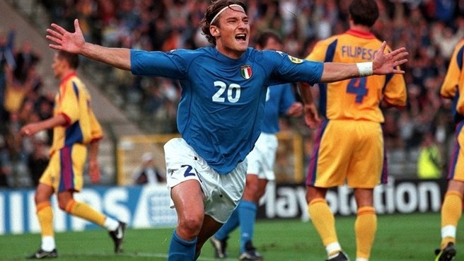 Francesco Totti lập công giúp Italia hạ Romania 2 - 0 ở tứ kết